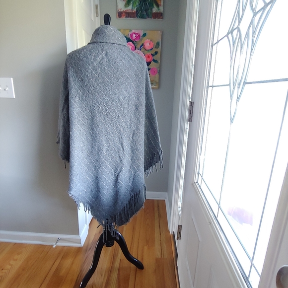 Andrew Marc Grey Fringe Poncho One Size - Picture 3 of 11